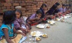 Young girls eating lunch (India)